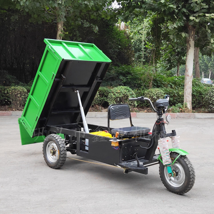 電動(dòng)翻斗車轉(zhuǎn)運(yùn)作業(yè)在抗洪一線